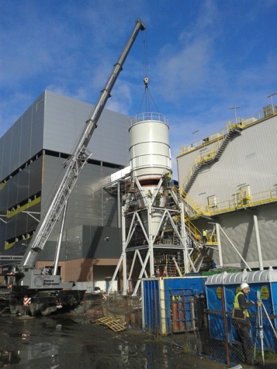 Silos na popi&oacute;ł - w trakcie montażu